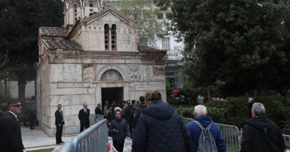 Το «τελευταίο αντίο» στην Μαρινέλλα: Σε λαϊκό προσκύνημα η σορός στη Μητρόπολη [εικόνες - βίντεο]